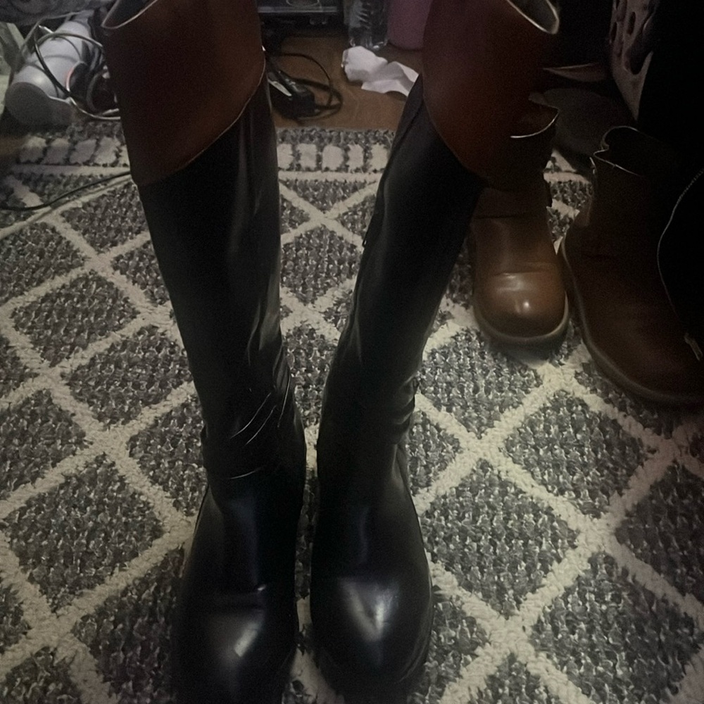 Black boots with brown top